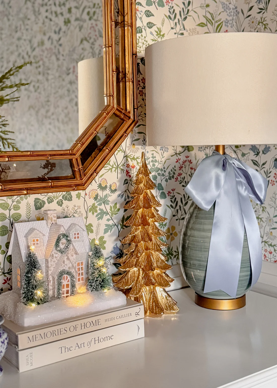 christmas dining room, traditional dining room at christmastime