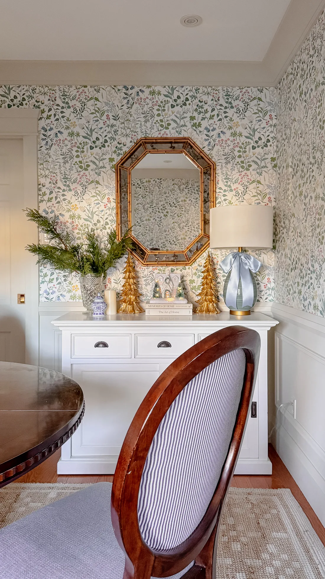 christmas dining room, traditional dining room at christmastime