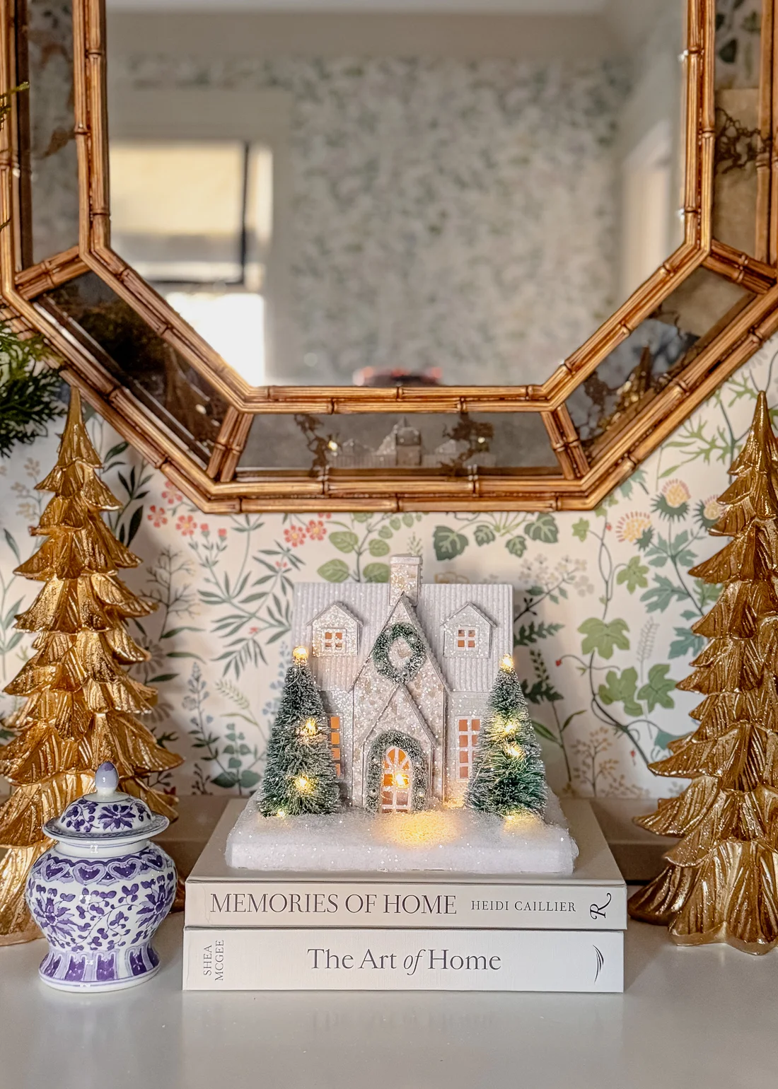 christmas dining room, traditional dining room at christmastime