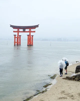 japan miyajima island floating torii gate