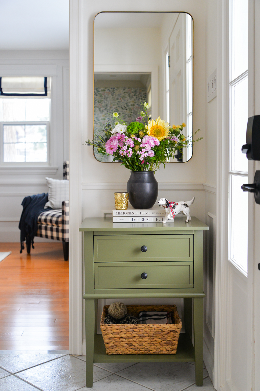 Small Entryway Cabinet with Storage and Decor Ideas