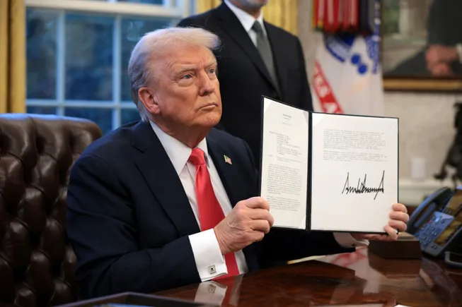 Trump order targets PLAs on federal jobs
