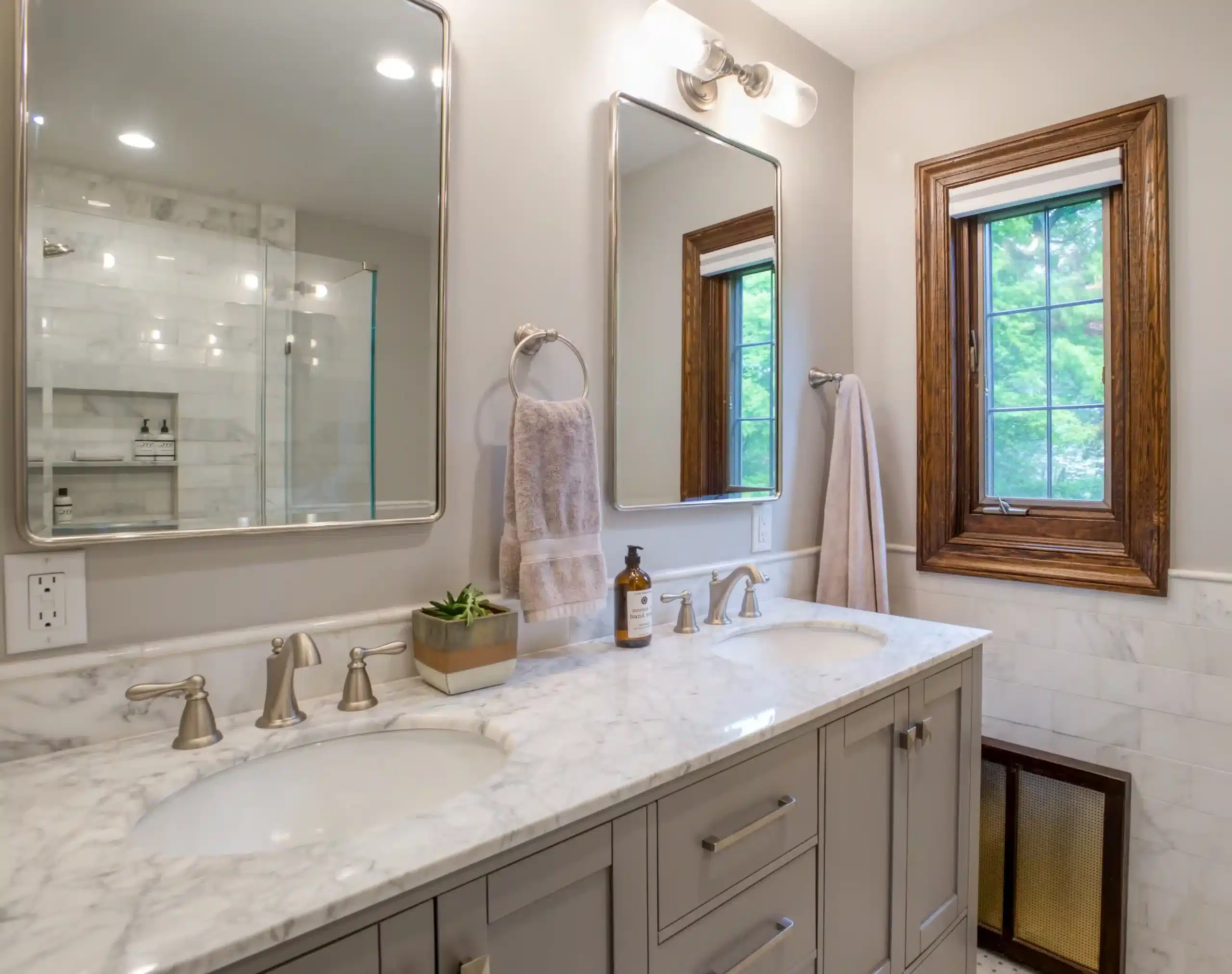Double bathroom vanity