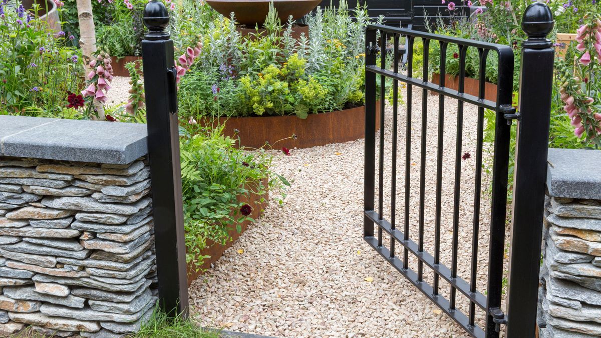 9 front garden wall ideas that blend style and practicality