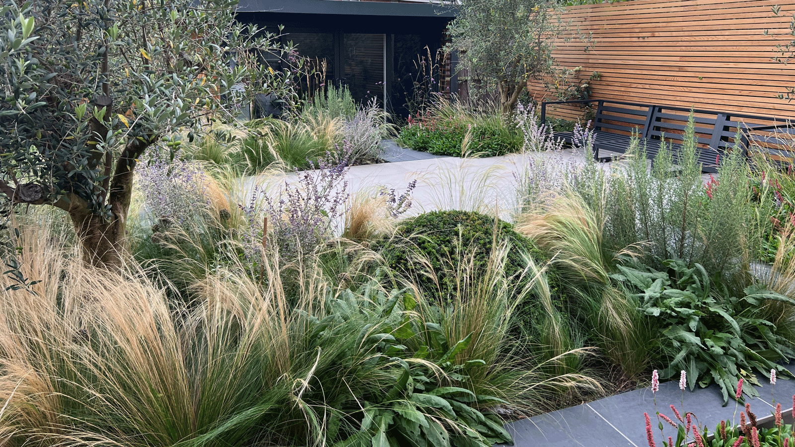 How to design a garden for a contemporary home