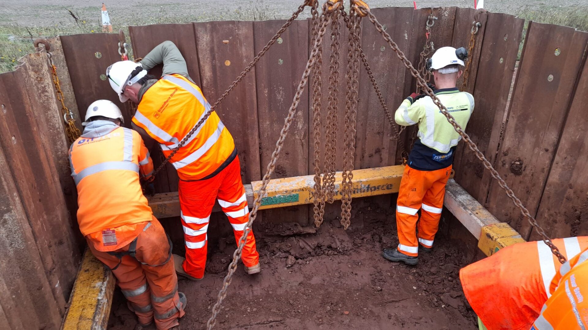 Managing safety risks during excavation work