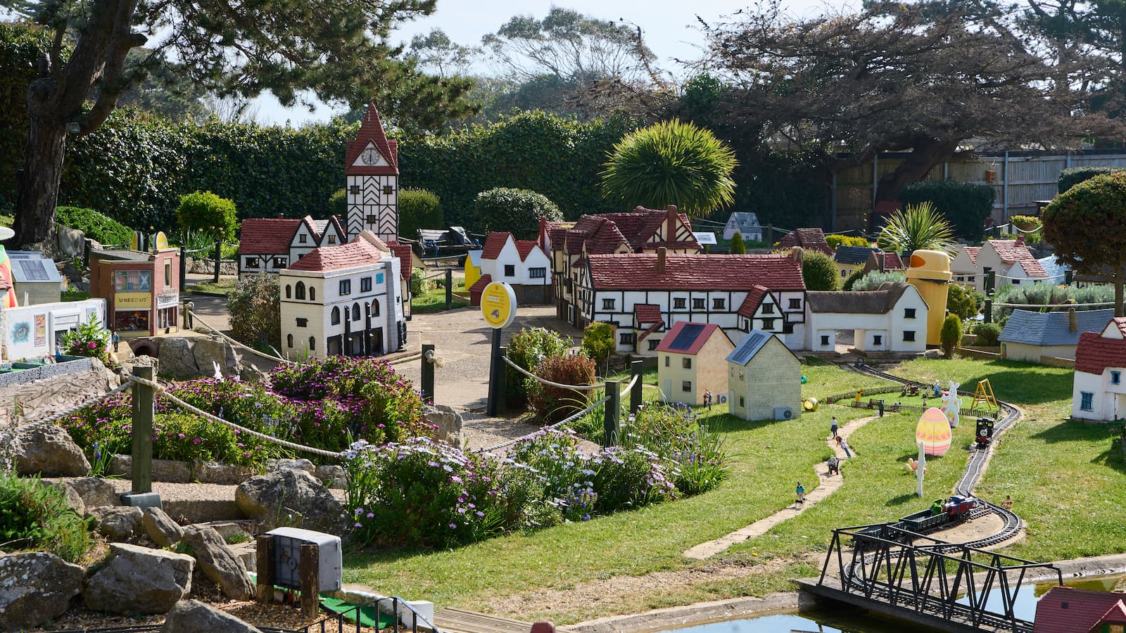 Pictures show a miniature Miliband and tiny Farage ‘debating’ green issues in Good Energy model village