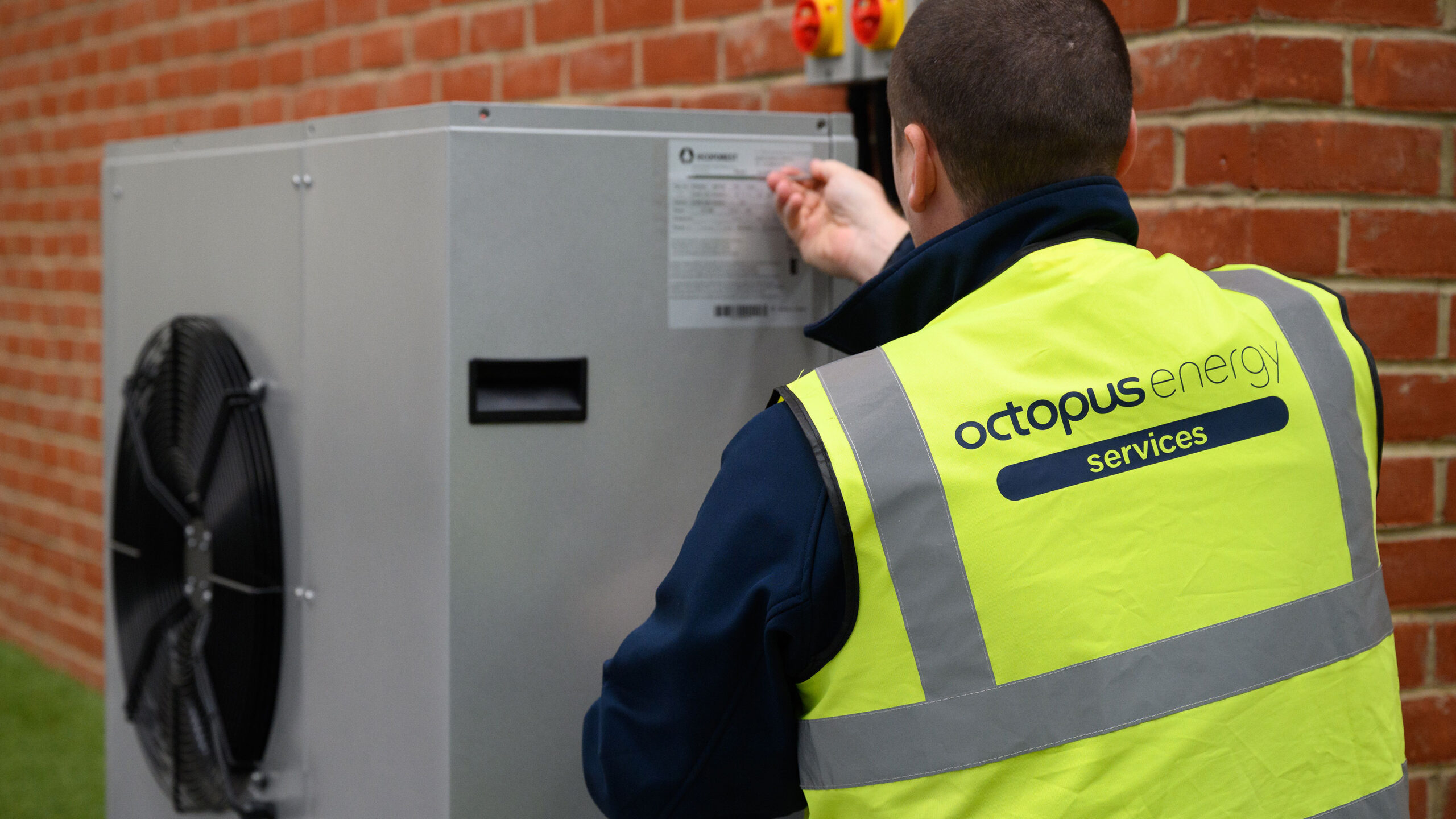 Octopus and British Gas go to war over £500 heat pump claims