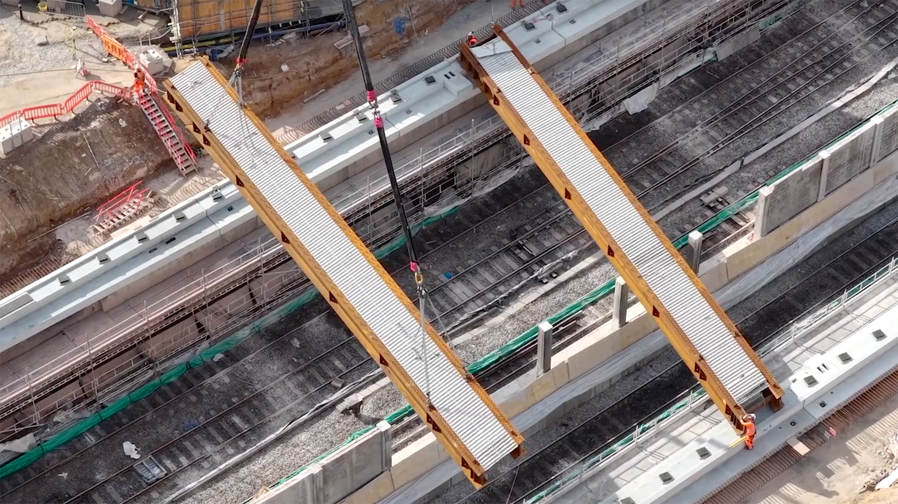 Video | Murphy installs Greek Street bridge beams in four days