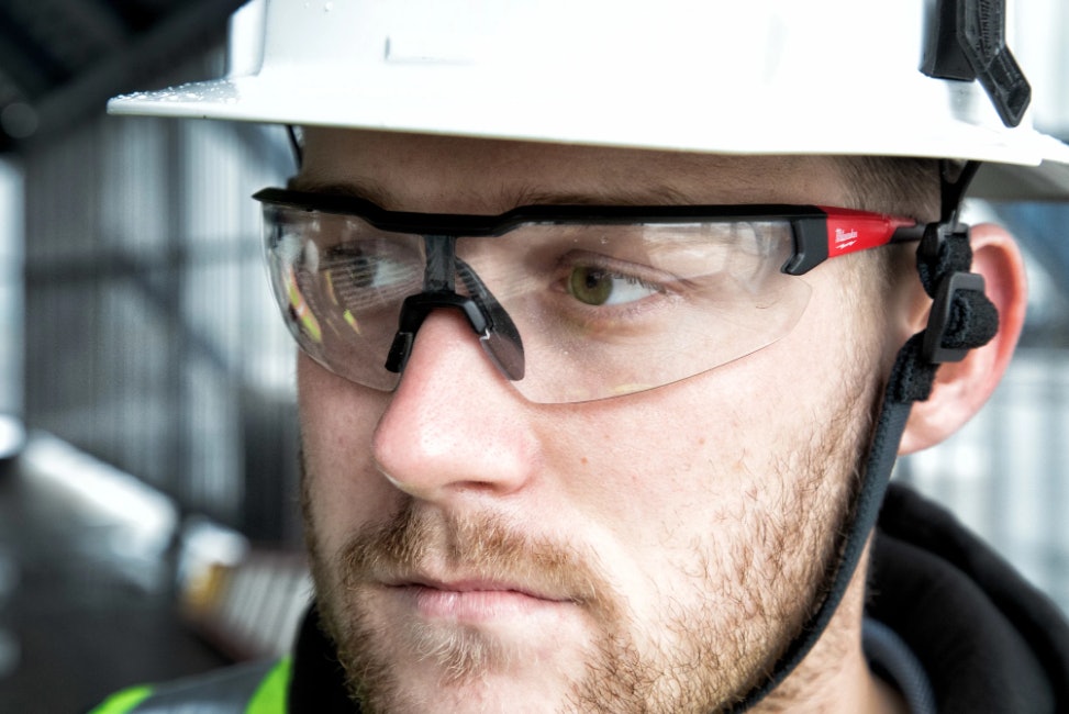 Choosing the Right PPE for Construction: Gloves and Eyewear That Match the Job