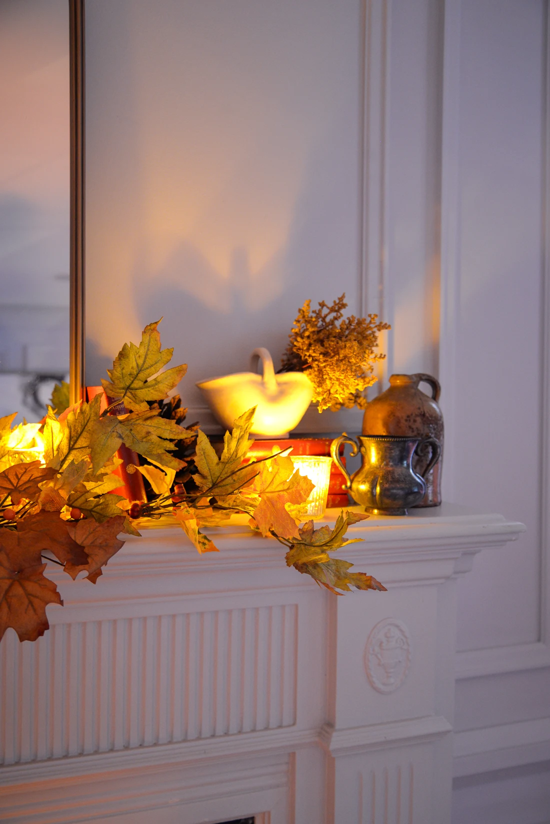 fall living room mantel decor, fall garland idea