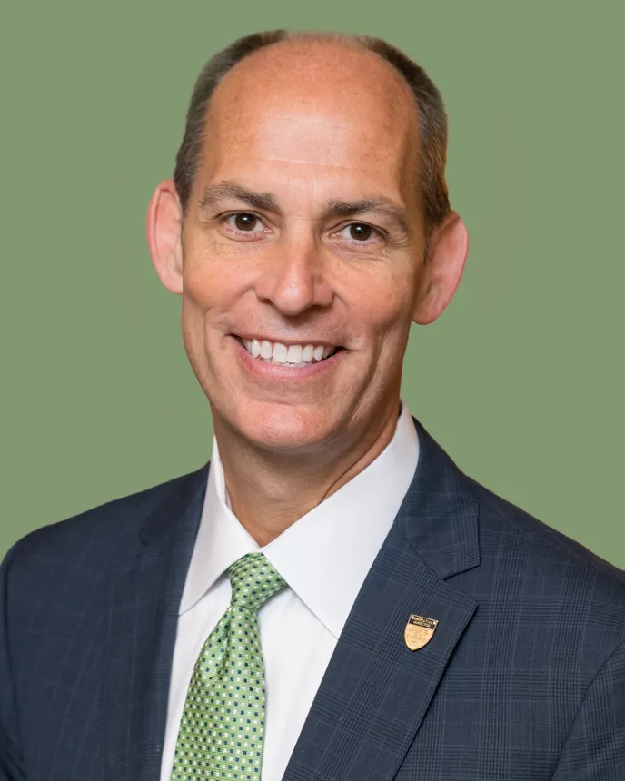 A headshot of Tom Smith