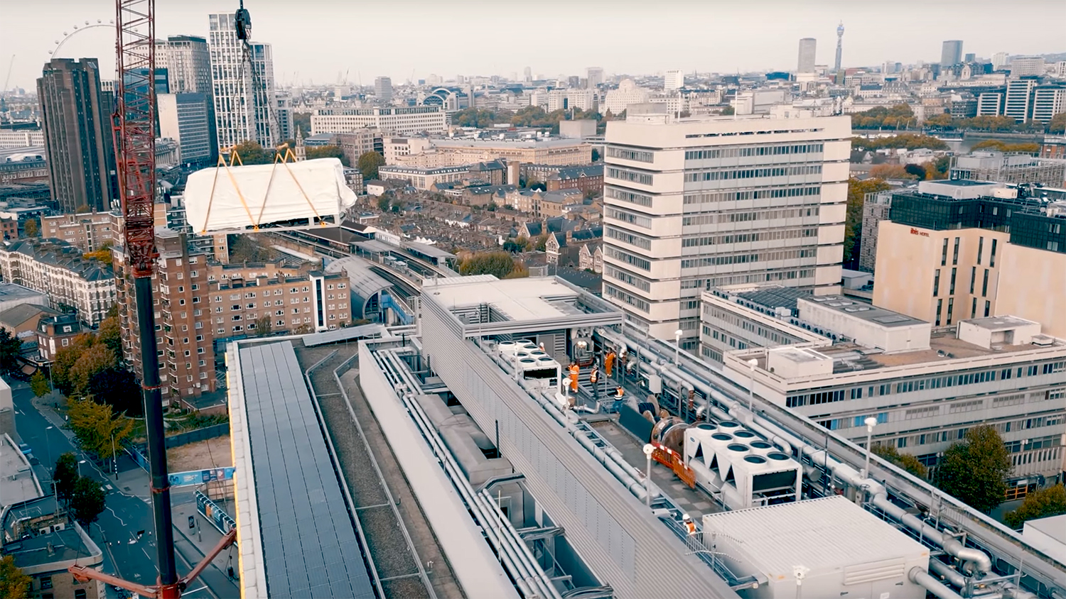 Video | 500t crane lifts new heat pumps to top of TfL offices