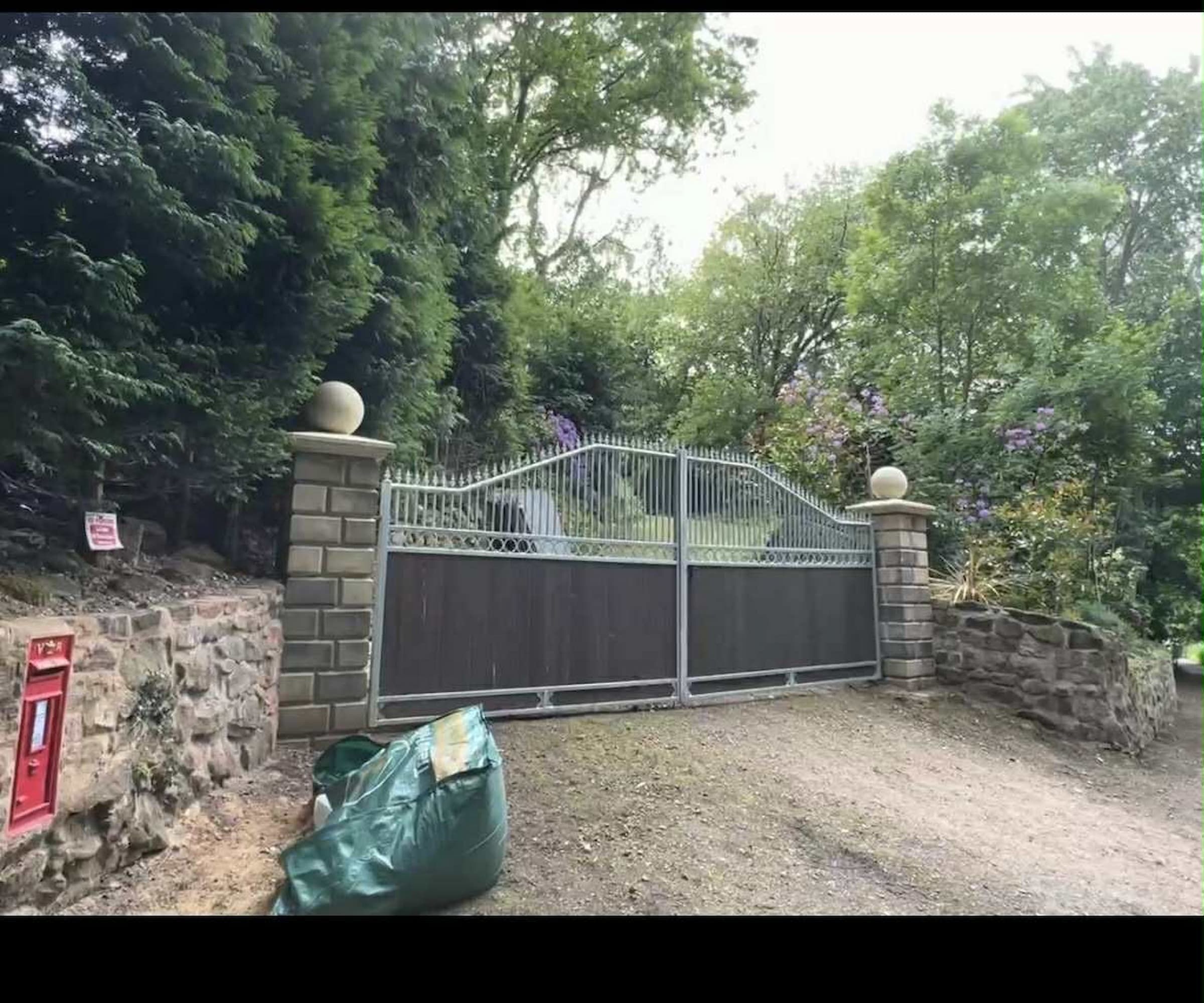 £1,000 reward after 20ft driveway gates stolen from home